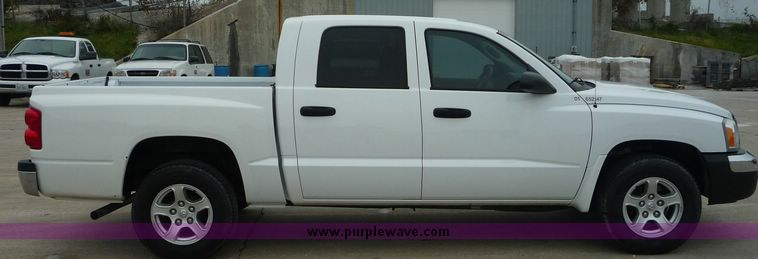image for item 2064 2005 Dodge Dakota Quad Cab SLT pickup truck