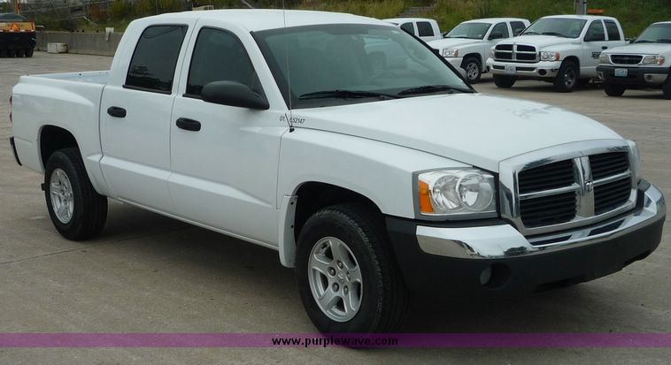 image for item 2064 2005 Dodge Dakota Quad Cab SLT pickup truck