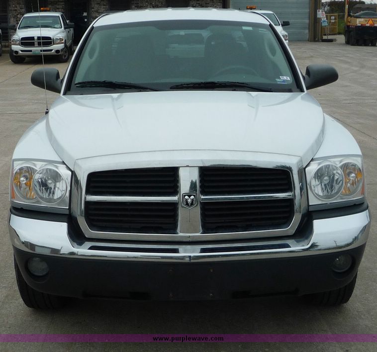 image for item 2064 2005 Dodge Dakota Quad Cab SLT pickup truck