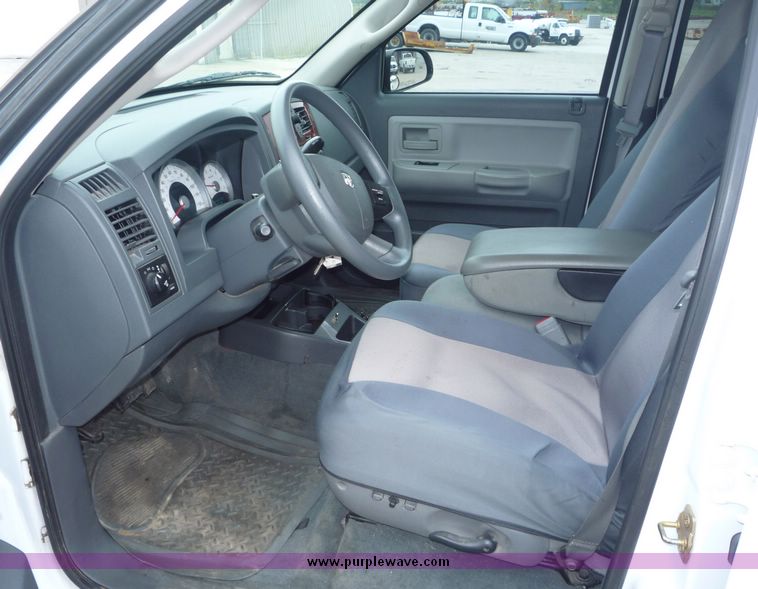 image for item 2064 2005 Dodge Dakota Quad Cab SLT pickup truck