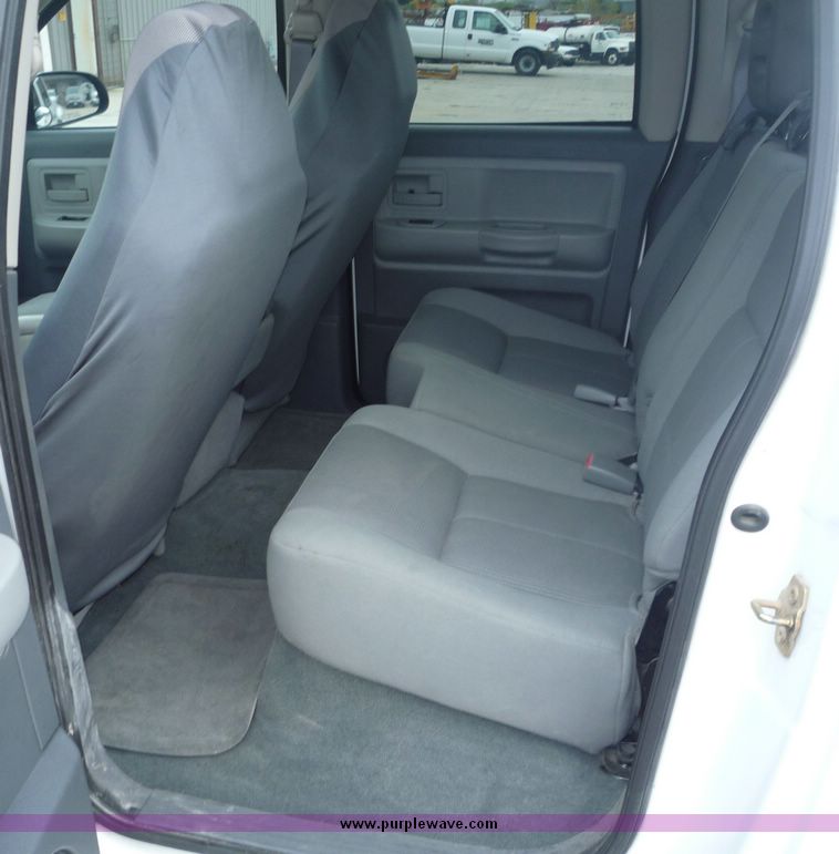 image for item 2064 2005 Dodge Dakota Quad Cab SLT pickup truck