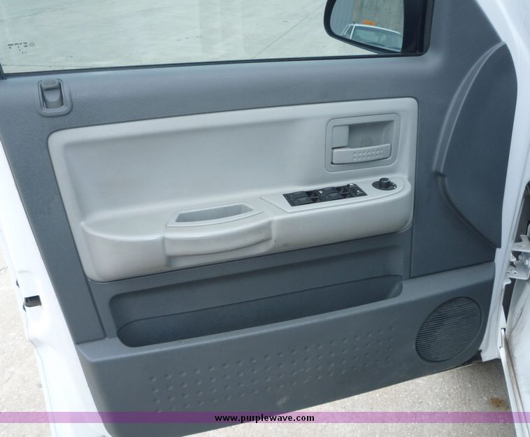 image for item 2064 2005 Dodge Dakota Quad Cab SLT pickup truck