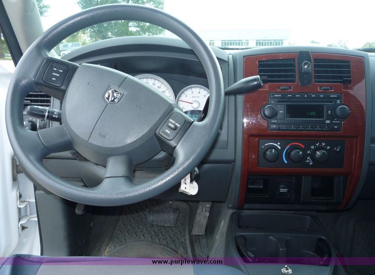 image for item 2064 2005 Dodge Dakota Quad Cab SLT pickup truck