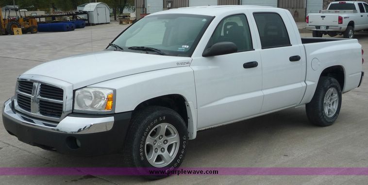 image for item 2065 2005 Dodge Dakota Quad Cab SLT pickup truck