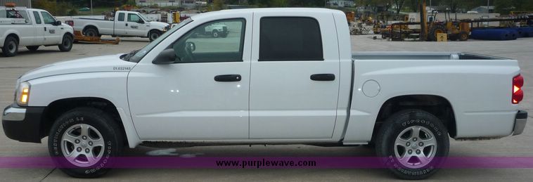 image for item 2065 2005 Dodge Dakota Quad Cab SLT pickup truck