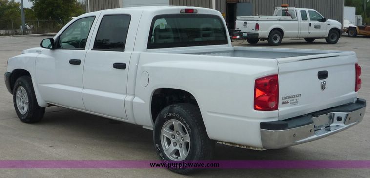 image for item 2065 2005 Dodge Dakota Quad Cab SLT pickup truck