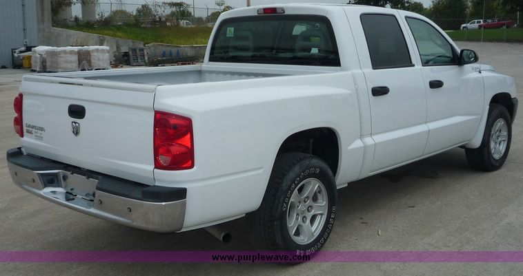 image for item 2065 2005 Dodge Dakota Quad Cab SLT pickup truck
