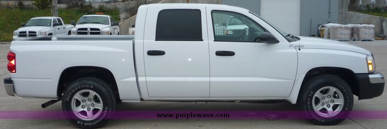 image for item 2065 2005 Dodge Dakota Quad Cab SLT pickup truck