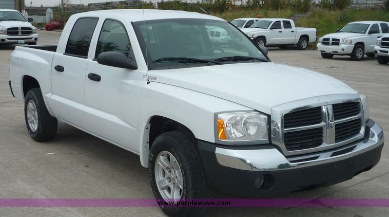 image for item 2065 2005 Dodge Dakota Quad Cab SLT pickup truck