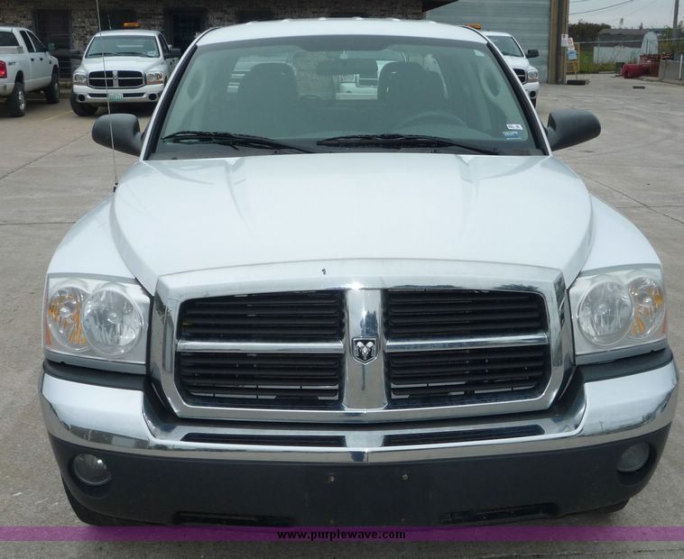 image for item 2065 2005 Dodge Dakota Quad Cab SLT pickup truck