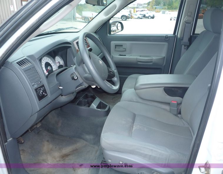 image for item 2065 2005 Dodge Dakota Quad Cab SLT pickup truck