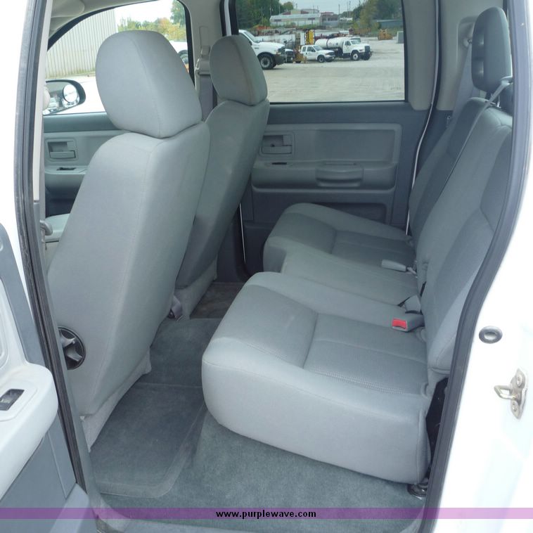 image for item 2065 2005 Dodge Dakota Quad Cab SLT pickup truck