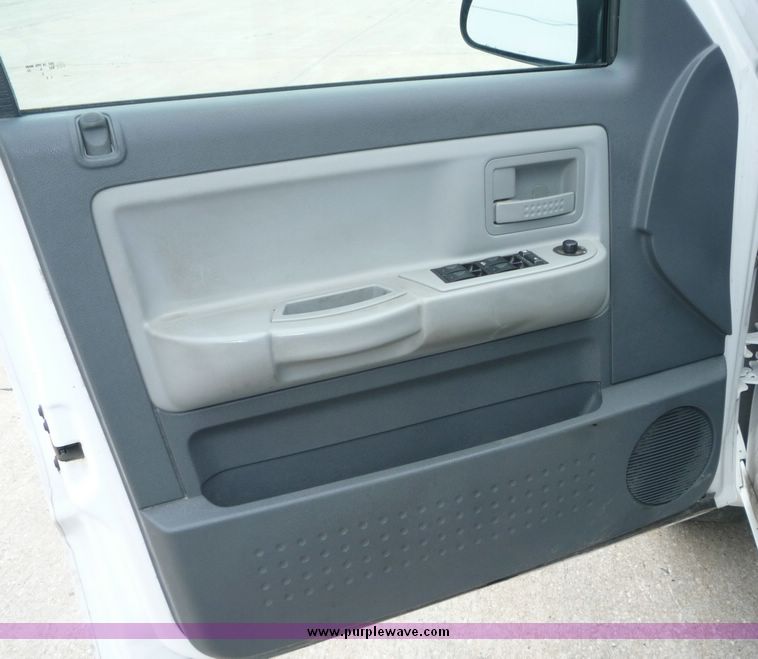 image for item 2065 2005 Dodge Dakota Quad Cab SLT pickup truck