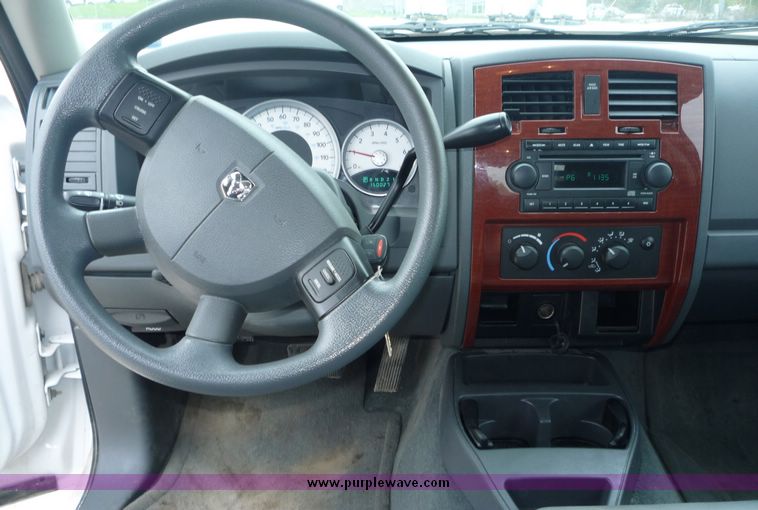 image for item 2065 2005 Dodge Dakota Quad Cab SLT pickup truck