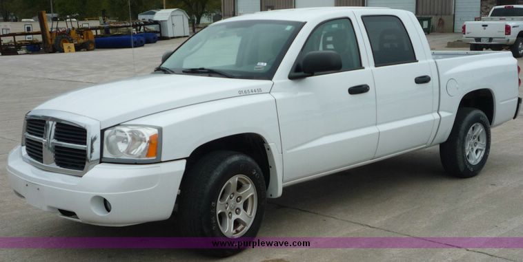 image for item 2066 2006 Dodge Dakota Quad Cab SLT pickup truck