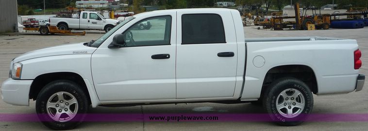 image for item 2066 2006 Dodge Dakota Quad Cab SLT pickup truck