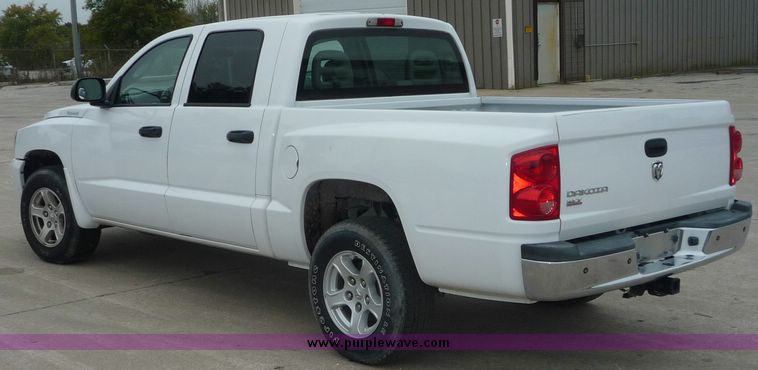 image for item 2066 2006 Dodge Dakota Quad Cab SLT pickup truck
