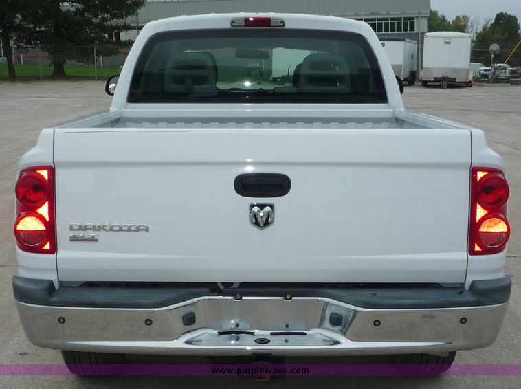 image for item 2066 2006 Dodge Dakota Quad Cab SLT pickup truck