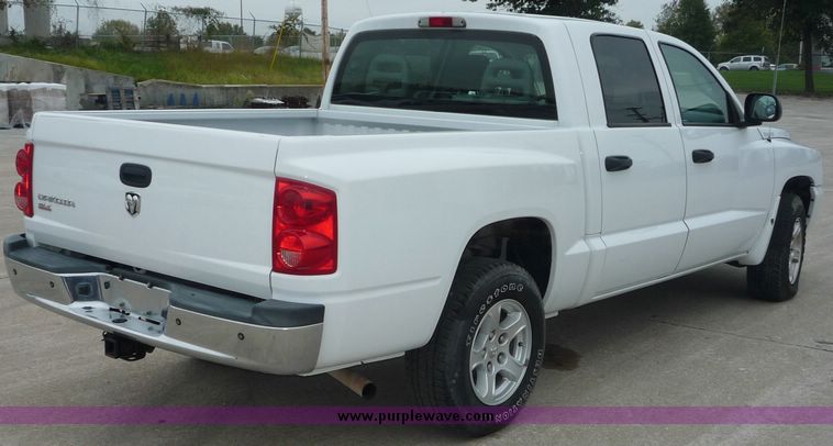 image for item 2066 2006 Dodge Dakota Quad Cab SLT pickup truck