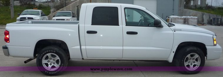 image for item 2066 2006 Dodge Dakota Quad Cab SLT pickup truck