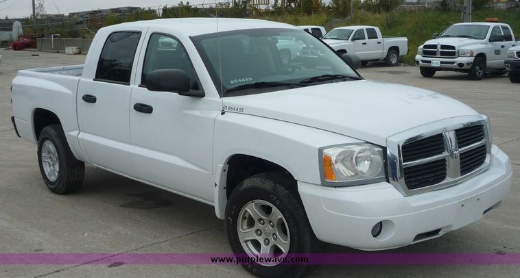 image for item 2066 2006 Dodge Dakota Quad Cab SLT pickup truck