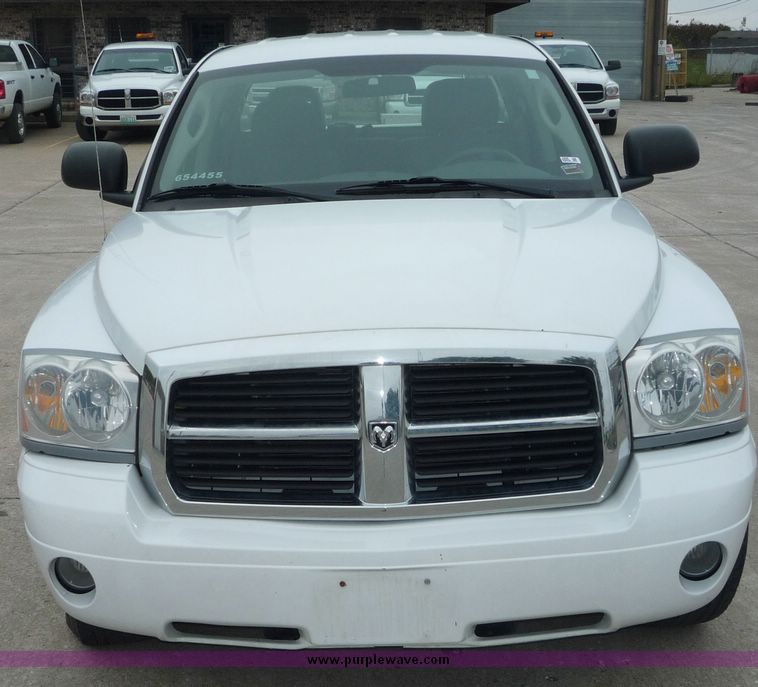 image for item 2066 2006 Dodge Dakota Quad Cab SLT pickup truck