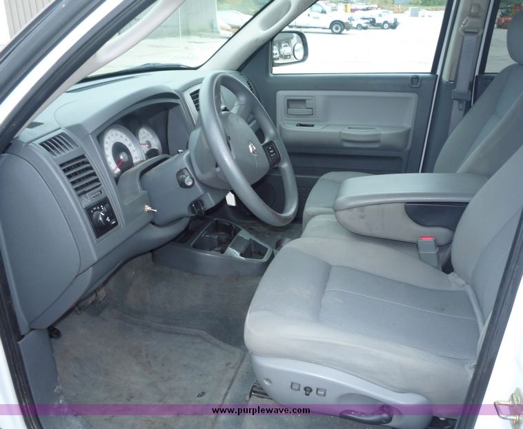 image for item 2066 2006 Dodge Dakota Quad Cab SLT pickup truck