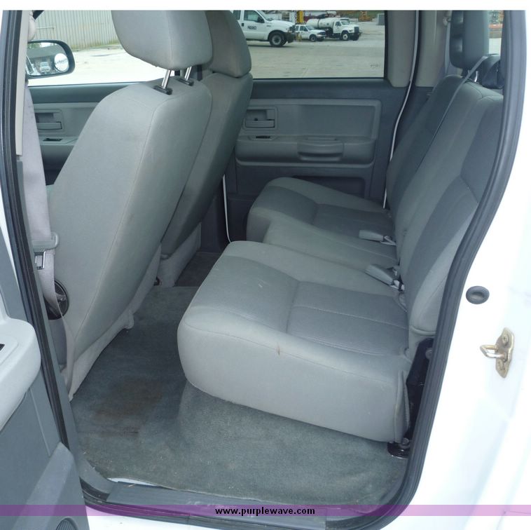 image for item 2066 2006 Dodge Dakota Quad Cab SLT pickup truck