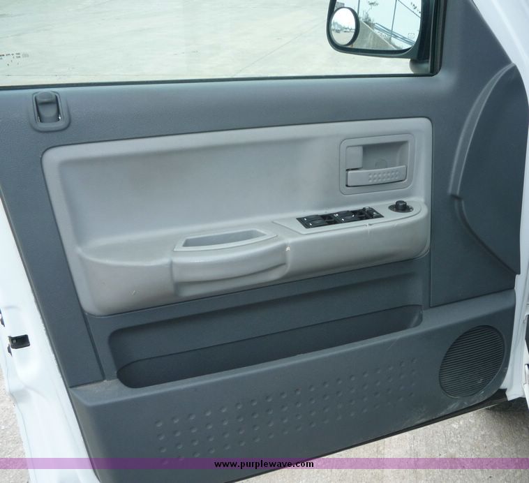 image for item 2066 2006 Dodge Dakota Quad Cab SLT pickup truck