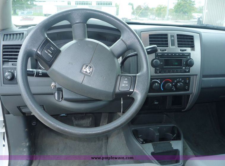 image for item 2066 2006 Dodge Dakota Quad Cab SLT pickup truck