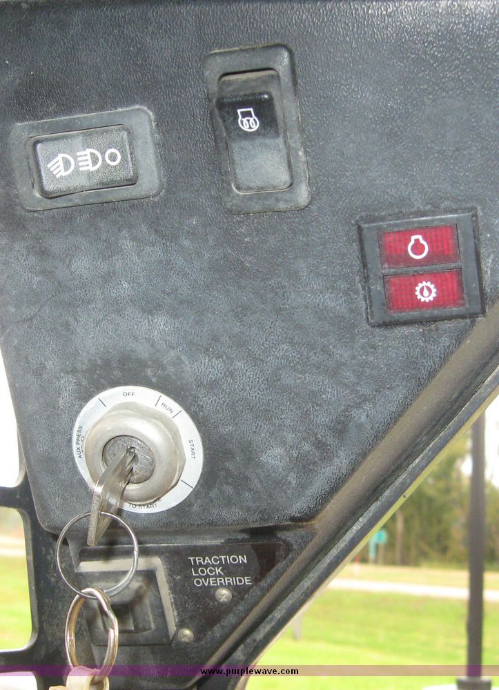 image for item 5230 Bobcat 773 skid steer