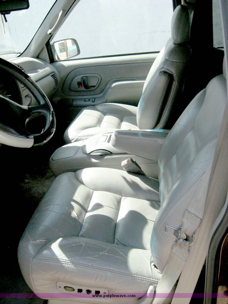 image for item 6695 1996 Chevrolet C1500 suburban