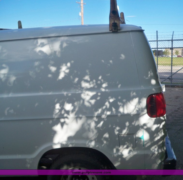 image for item 7511 1997 Dodge Ram B2500 van