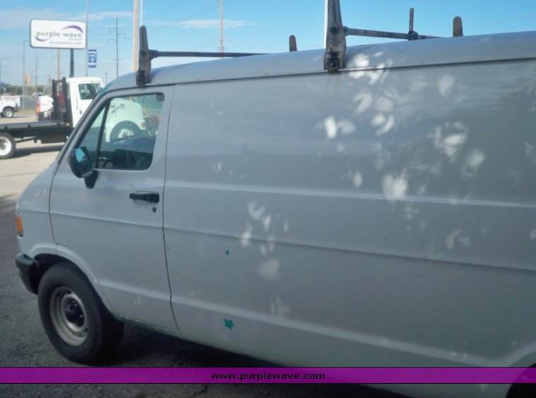 image for item 7511 1997 Dodge Ram B2500 van