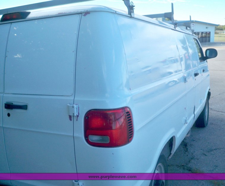 image for item 7512 1999 Dodge Ram B2500 van