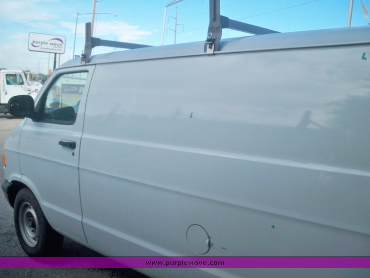 image for item 7512 1999 Dodge Ram B2500 van