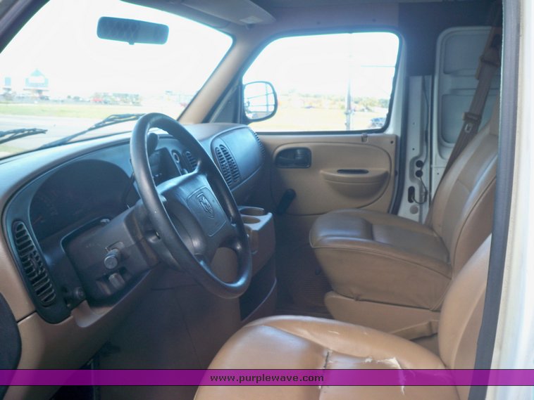 image for item 7512 1999 Dodge Ram B2500 van