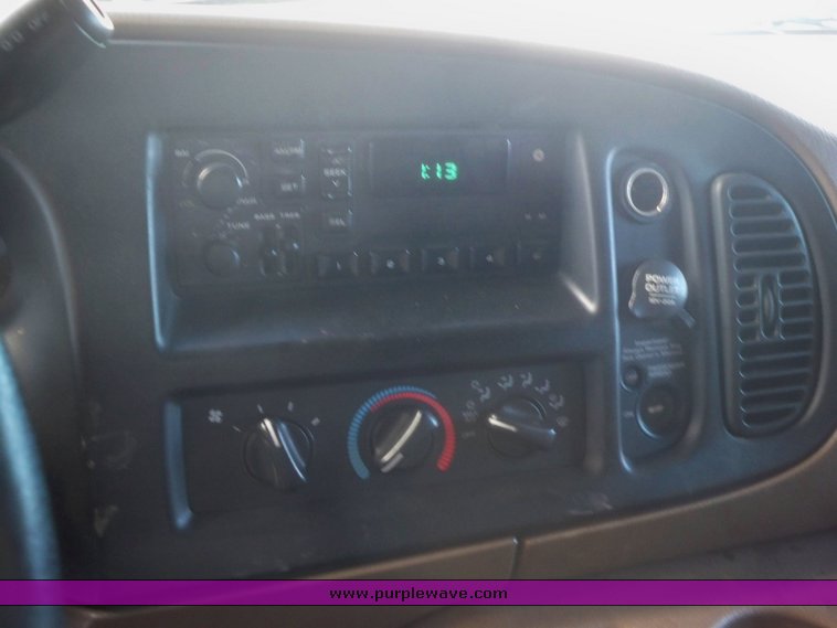 image for item 7512 1999 Dodge Ram B2500 van