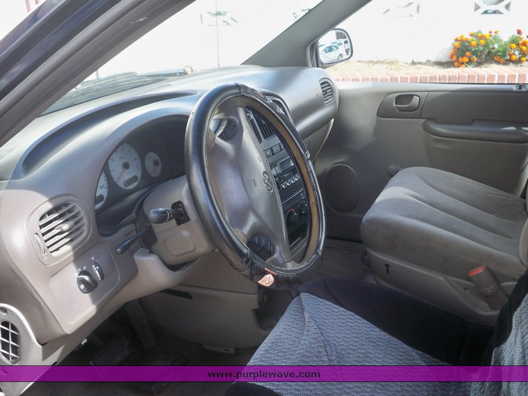 image for item 7654 2001 Dodge Caravan SE