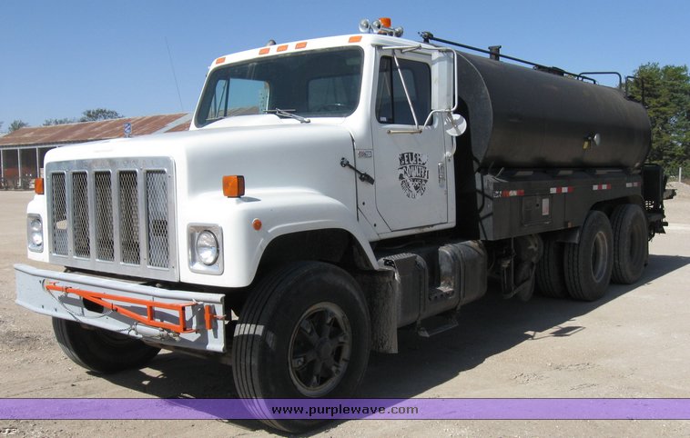 image for item 8392 1985 International S Series F2554 oil truck