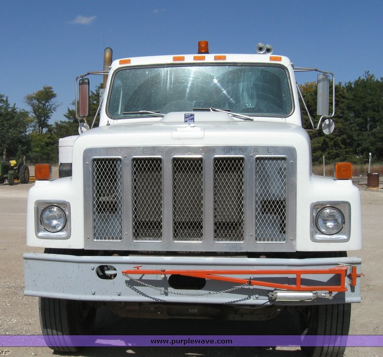 image for item 8392 1985 International S Series F2554 oil truck