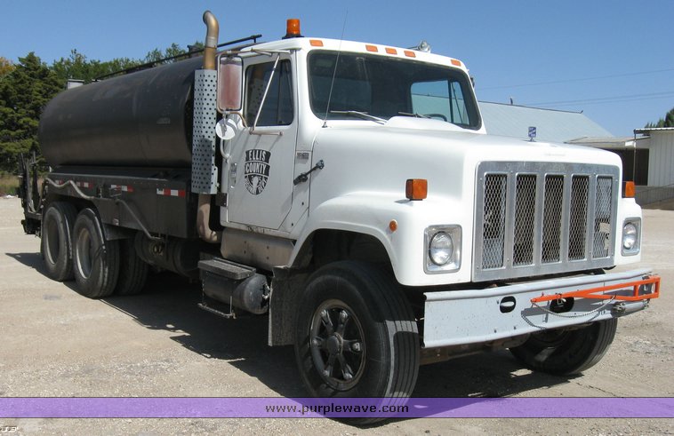 image for item 8392 1985 International S Series F2554 oil truck