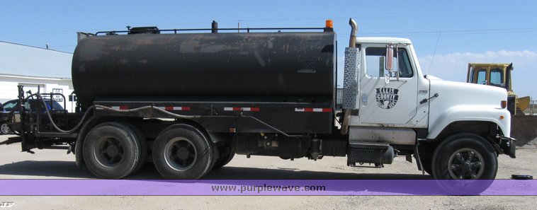 image for item 8392 1985 International S Series F2554 oil truck