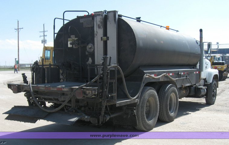 image for item 8392 1985 International S Series F2554 oil truck