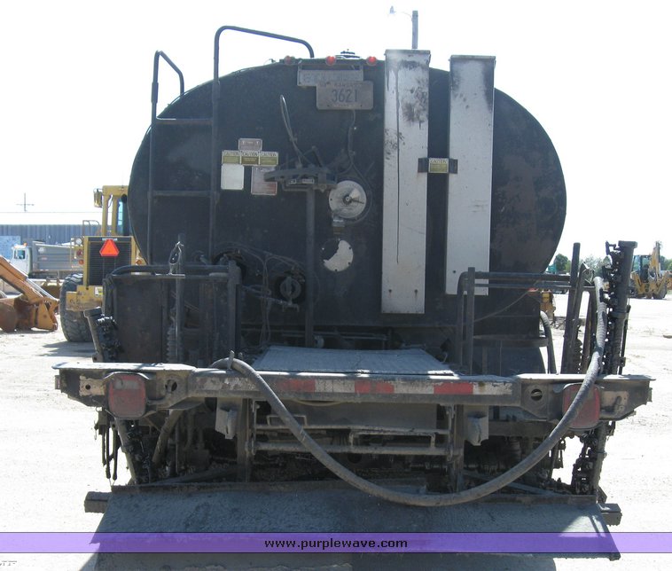 image for item 8392 1985 International S Series F2554 oil truck