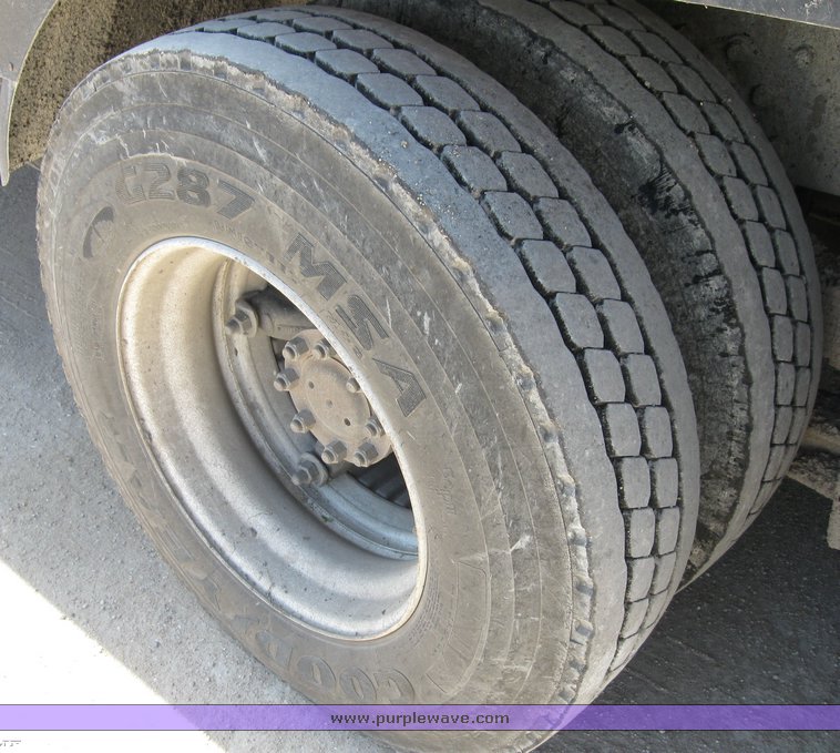 image for item 8392 1985 International S Series F2554 oil truck