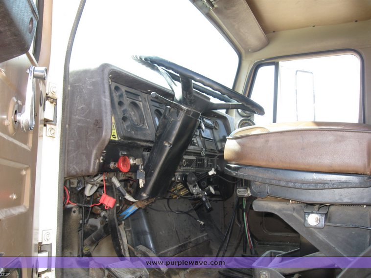 image for item 8392 1985 International S Series F2554 oil truck