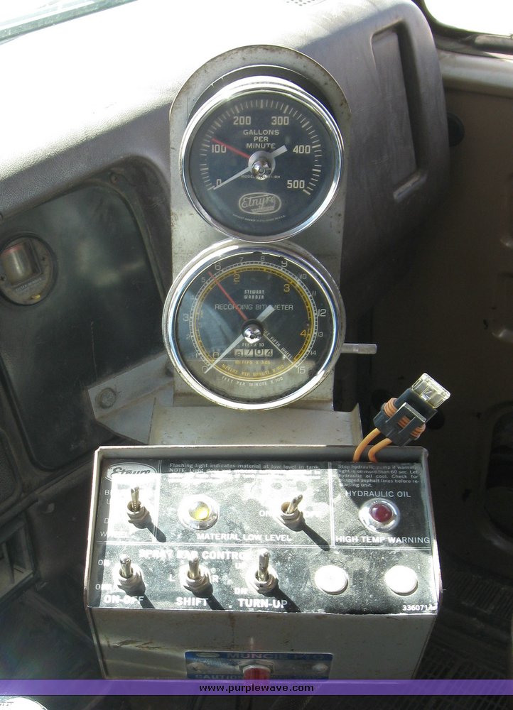 image for item 8392 1985 International S Series F2554 oil truck