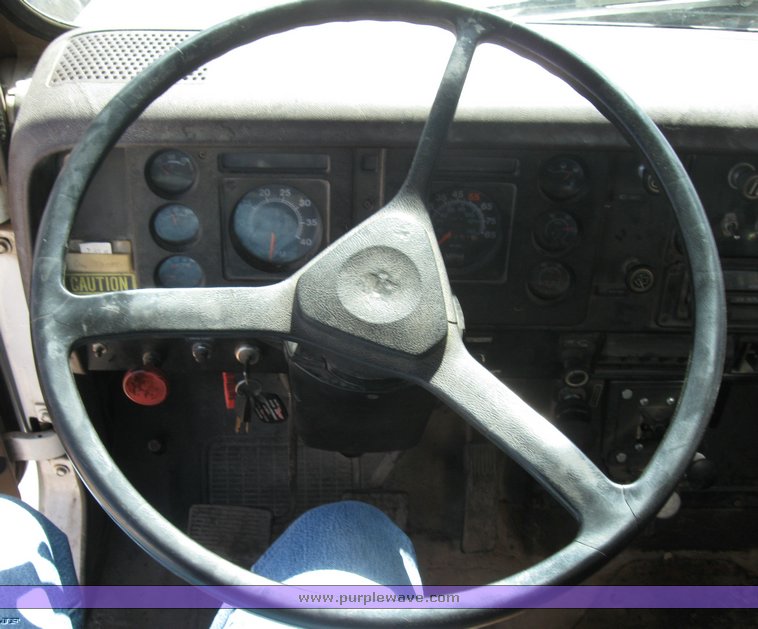 image for item 8392 1985 International S Series F2554 oil truck