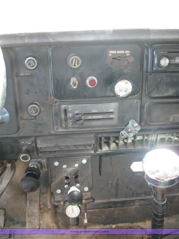 image for item 8392 1985 International S Series F2554 oil truck